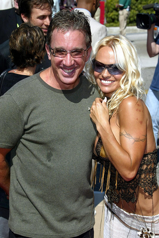 Pamela Anderson nařkla Tima Allena, že se před ní obnažil. 