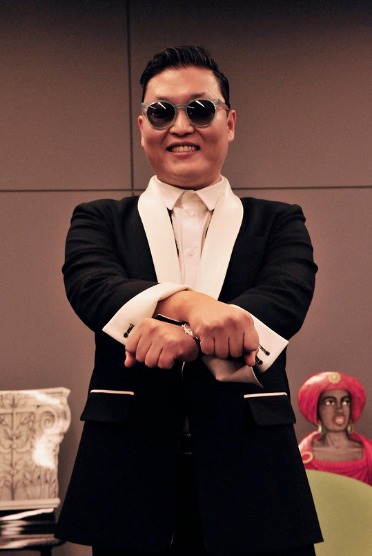 Jihokorejský zpěvák PSY, ve kterého se Kopta obstojně převtělil. 