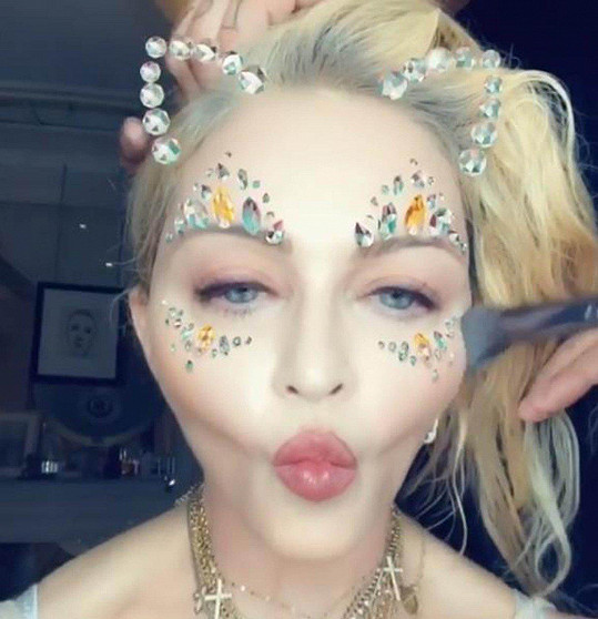 Selfíčka, filtry, aplikace. Madonna si s novými technologiemi tyká.