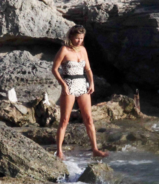 Kate Moss se na dovolené předvedla v leopardích plavkách.