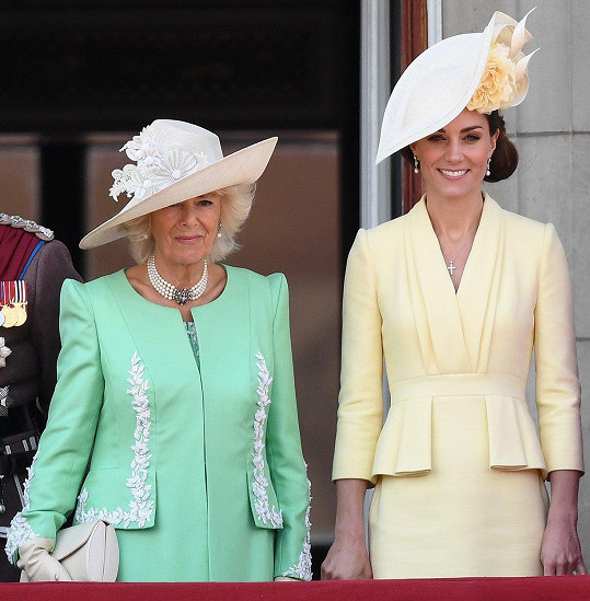 Vévodkyně Camilla a Kate oblékly pastelové barvy.