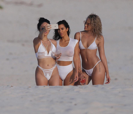 Hvězda amerických reality show Kim Kardashian v srpnu 2015 dováděla s kamarádkami na dovolené v mexickém Casa Aramara. A provokovala svými obrázky na sociálních sítích.