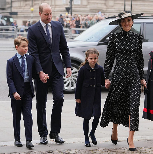 William a Kate s dětmi Georgem a Charlotte cestou na mši za zesnulého prince Philipa