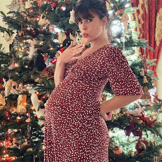Milla Jovovich za dva týdny porodí třetí dítě.