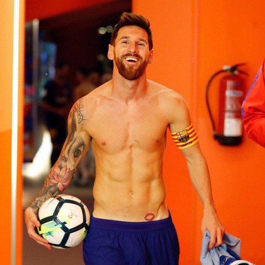 Messi si nechal vytetovat ústa své ženy pod trenýrky.