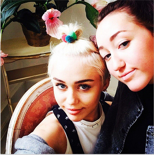 Noah (vpravo) si je se slavnější sestrou Miley velmi blízká. 