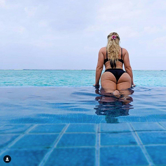 Modelka vystavuje své přednosti na Maledivách.