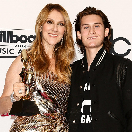 Céline Dion se synem Reném-Charlesem Angélilem na Billboard Music Awards (2016)