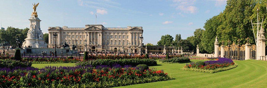 Zahrady kolem Buckinghamského paláce nemají chybu.