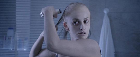 Herečka ve filmu po chemoterapii přijde o vlasy.