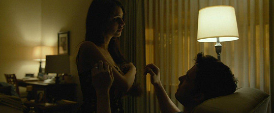 Emily a její milostná scéna s Benem Affleckem ve filmu Zmizelá. 