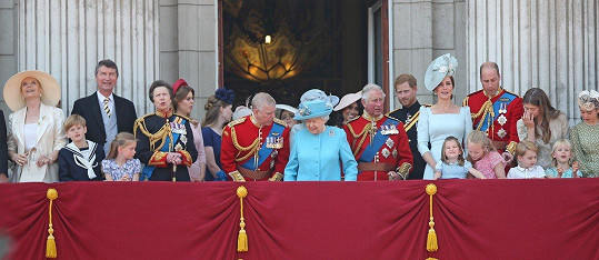 Meghan a Harry s představiteli britské královské rodiny na balkóně Buckinghamského paláce