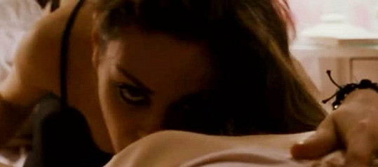 Mila Kunis měla mít peprnou scénu s Portman u ní v pokojíčku.