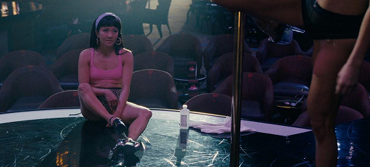 Constance Wu dostala ve filmu lekci od samotné Jennifer Lopez. 