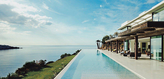 Resort na Ibize poskytl Harrymu, Meghan a Archiemu luxusní útočiště.