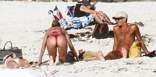 Modelka relaxovala na pláži v Miami.