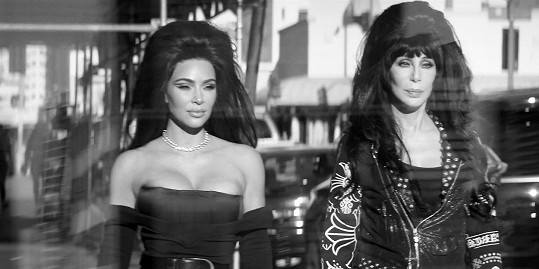 Kim a Cher působily stejně mladistvým dojmem...
