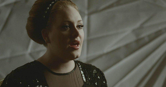 Britská zpěvačka v originálním videoklipu k písni.