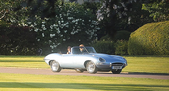 V retro Jaguaru se po svatbě projeli i princ Harry a vévodkyně Meghan.
