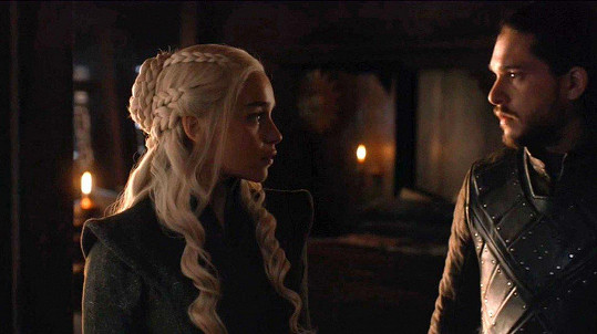 Představitelka Daenerys Targaryen se ale, v souvislosti s natáčením choulostivých scén, svěřila australské edici časopisu Elle, že čelí častým útokům.