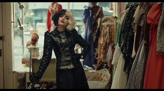 Emma Stone jako Cruella de Vil