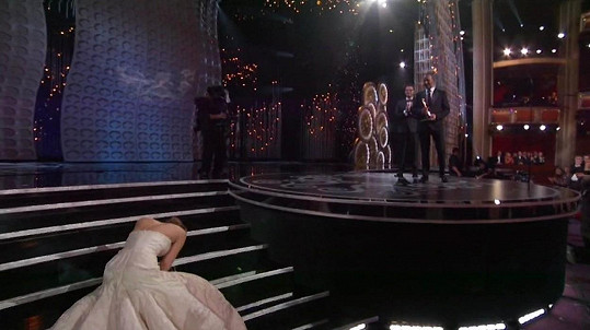 Fanoušci ji přirovnali k Jennifer Lawrence, která upadla cestou pro Oscara.