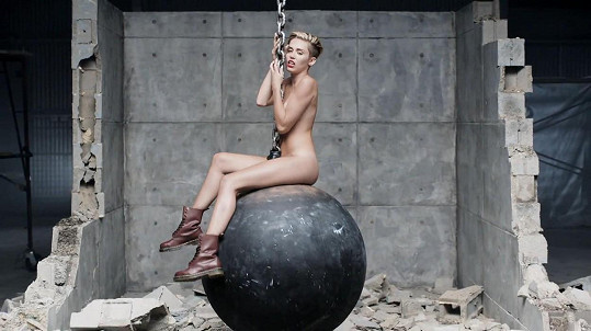 V klipu k písni Wrecking Ball z roku 2013 byla nahá. 