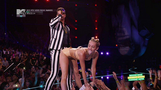 Takhle Miley na cenách Grammy řádila v roce 2013.