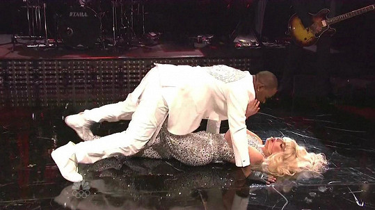 Tohle R. Kelly předváděl na pódiu s Lady Gaga.