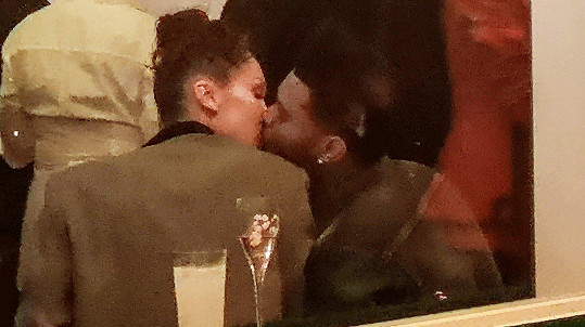 Bella a Weeknd se líbali na večírku v Cannes. 