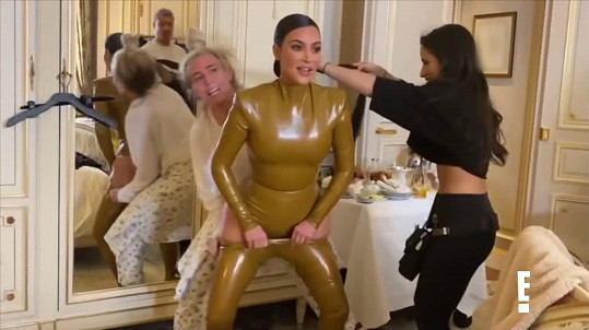 Kim Kardashian měla potíže při oblékání latexového modelu. 