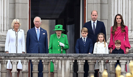 Královna Alžběta II. se svými nejbližšími. Zleva vévodkyně Camilla, princ Charles, princ William s manželkou Kate a dětmi Georgem, Charlotte a Louisem