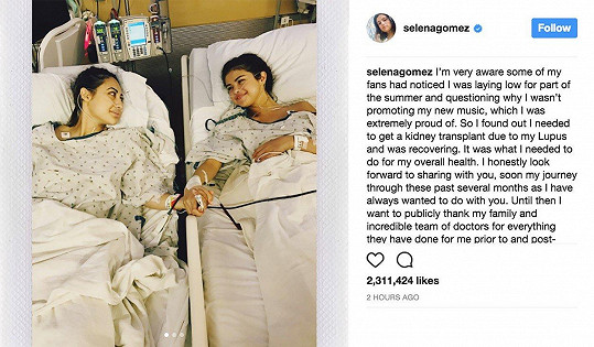 Selena Gomez a Francia Raisa na snímku z nemocnice