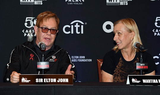 S brýlemi vedle Martiny Navrátilové už to byl zase starý dobrý Elton...