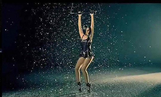 Rihanna v klipu Umbrella