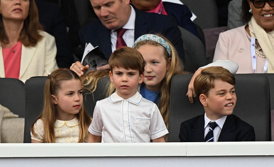 Potomci Kate a Williama pohromadě, zleva princezna Charlotte, princ Louis a princ George