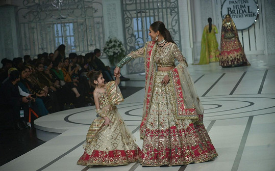 Pákistánské nevěsty mají na výběr z mnoha barev. 