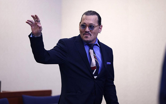 Depp incident, při němž přišel o kus prstu, popsal zcela jinak. 