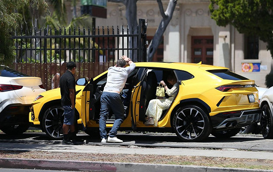 Ben Affleck pustil syna za volant, auto sebou škublo a ťuklo do vozu stojícího za ním.