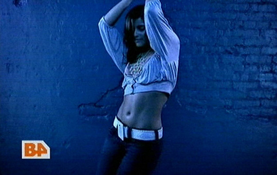 Nelly Furtado v klipu k písni Promiscuous (2006)