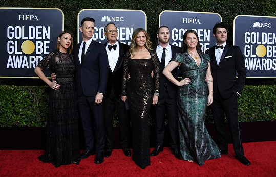 Herec s rodinou na Zlatých glóbech. Zleva Samantha Bryant, Colin Hanks, Tom Hanks, Rita Wilson, Chester Hanks, Elizabeth Hanks a Truman Hanks