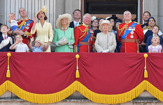 Takhle vypadalo mávání z paláce naposledy v roce 2019. Teď bude chybět nejen královna Alžběta, ale i Harry, Meghan a princ Andrew. 