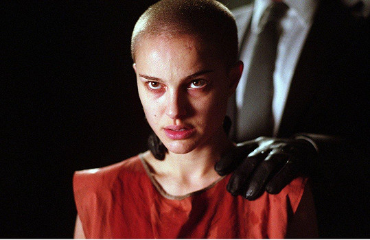 Natalie Portman oholili hlavu v jedné ze scén filmu V jako Vendeta. 