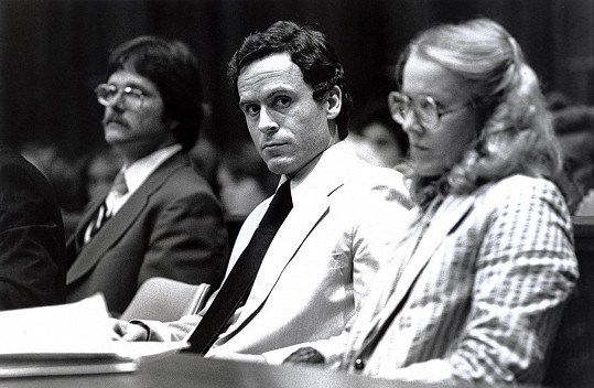 Ted Bundy (uprostřed) zabil minimálně třicet žen.
