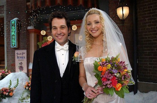 Jako Mike si v seriálu vzal Phoebe. 