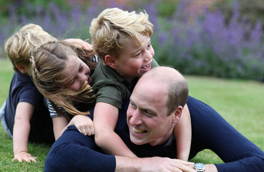 Princ William na momentce se svými potomky, princi Georgem a Louisem a princeznou Charlotte