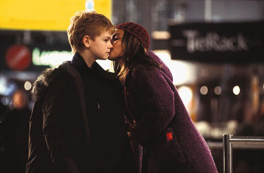 Olivia Olson a Thomas Brodie-Sangster jako Joanna a zamilovaný Sam. Od natočení Lásky nebeské uplynulo 20 roků.