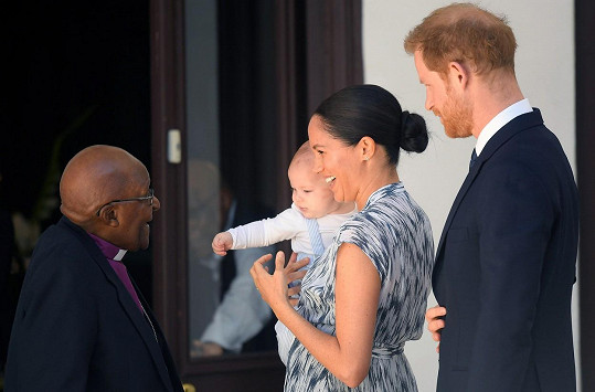 Princ Harry s manželkou Meghan a synem Archiem v Kapském Městě navštívili arcibiskupa Desmonda Tutua.