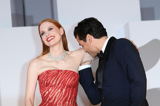 Moment, kdy herec kolegyni přivoní k paži a políbí ji, se stal virální.
