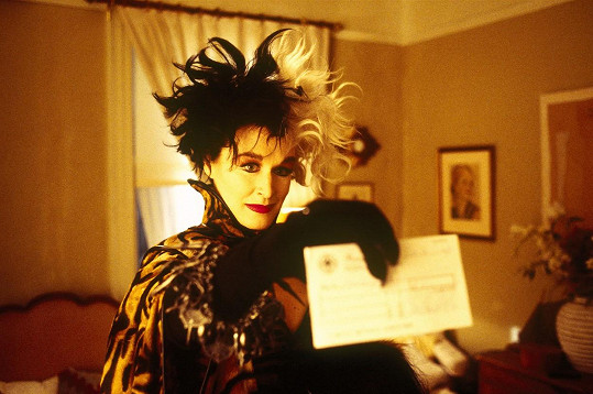 Glenn Close jako Cruella de Vil ve filmu 101 dalmatinů (1996)
